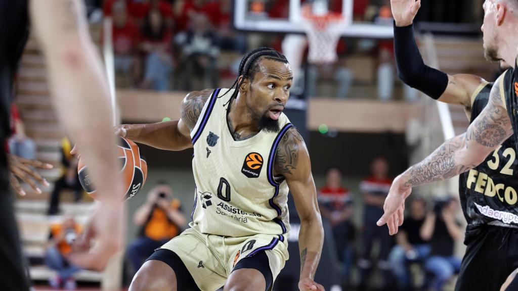Kevin Punter condueix la pilota al Mònaco-Barça de bàsquet de l'Eurolliga