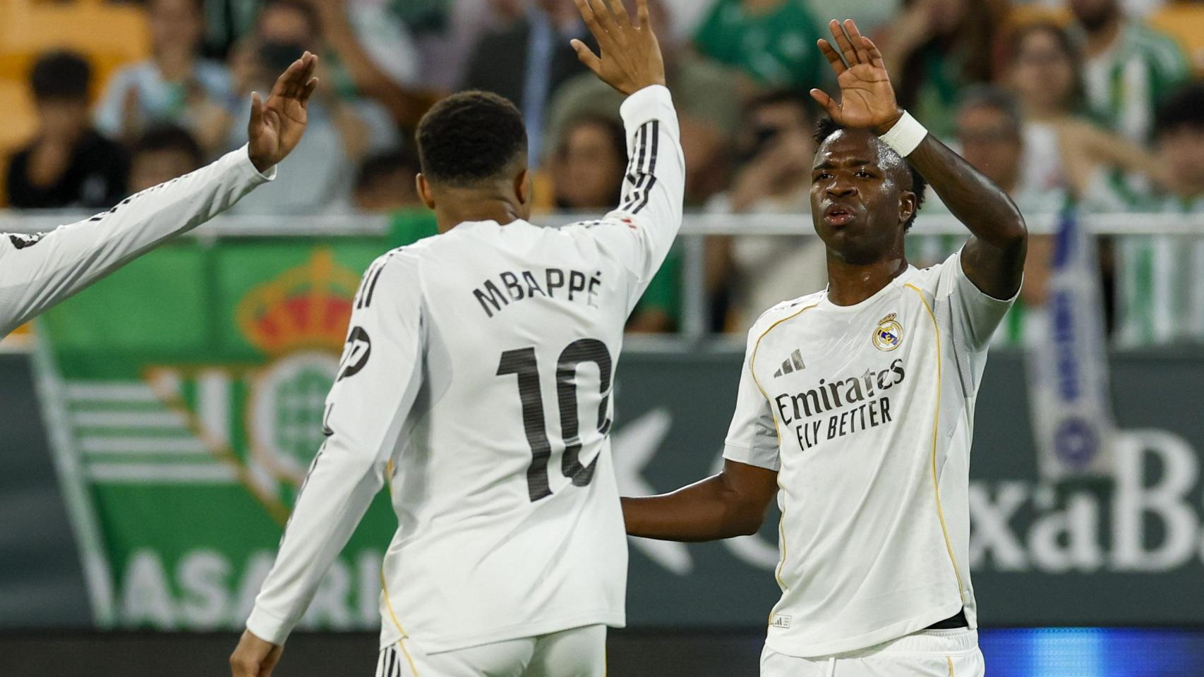 Kylian Mbappé felicita a Vinicius Jr por su gol en el Real Betis Balompié-Real Madrid
