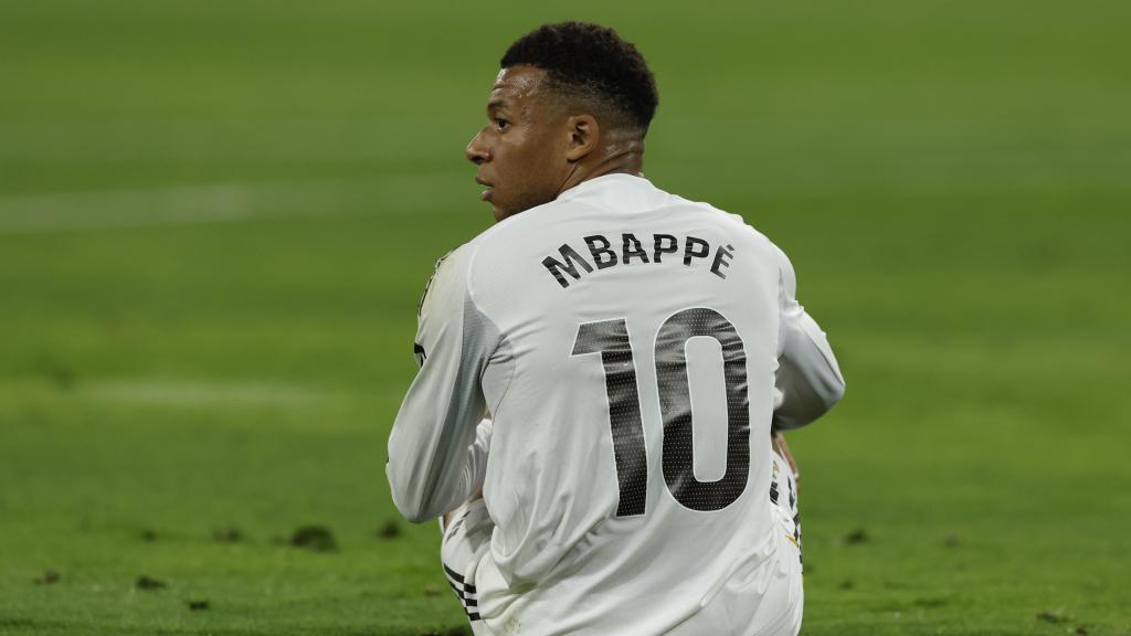 Kylian Mbappé, sobre el césped en el Betis-Real Madrid
