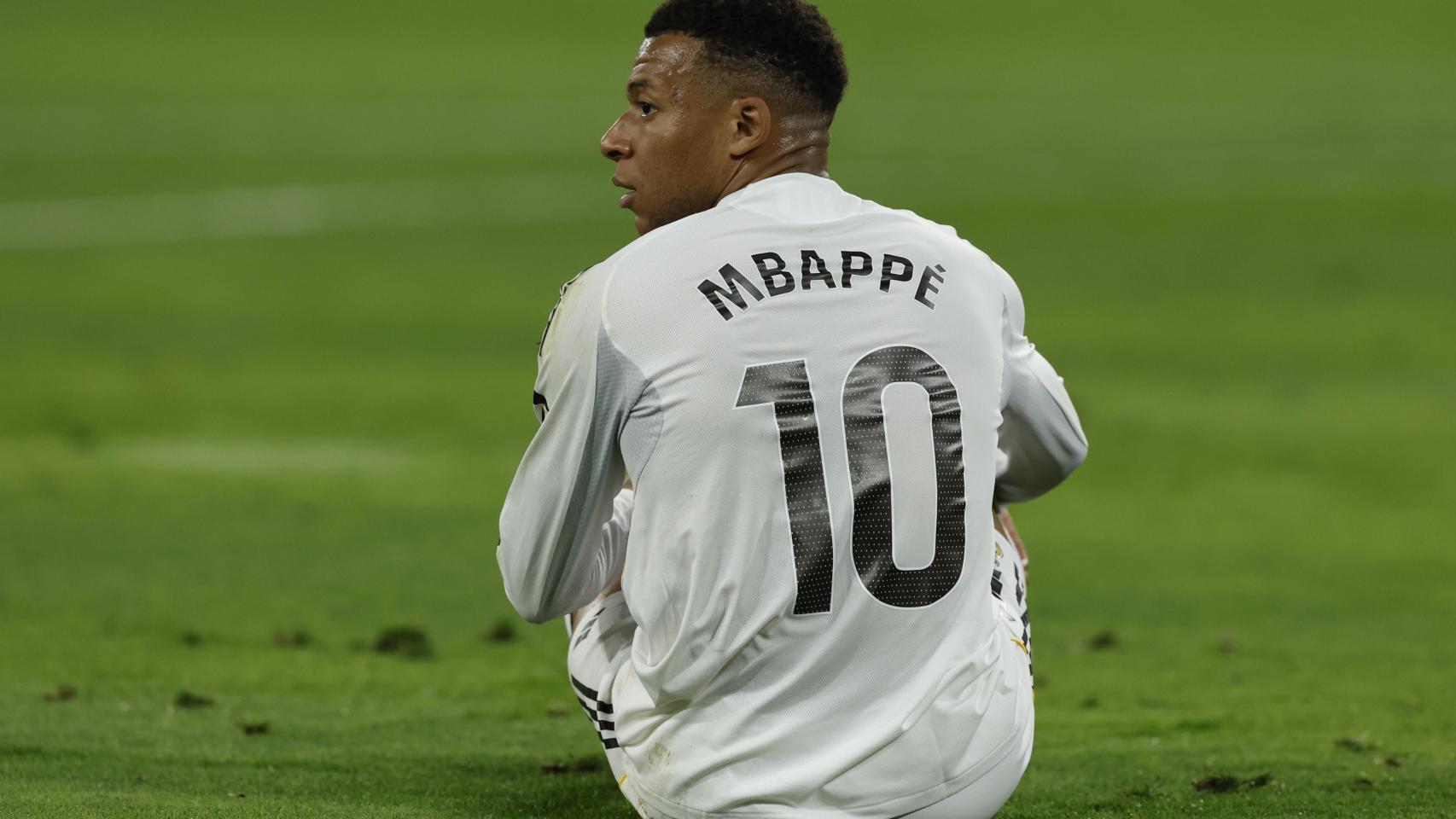 Kylian Mbappé, sobre el césped en el Betis-Real Madrid.jpg