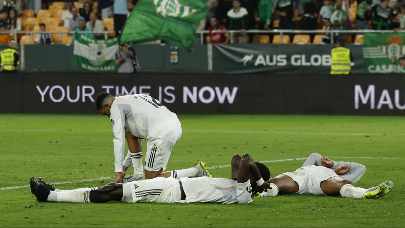 Los jugadores del Real Madrid, abatidos tras empatar con el Betis