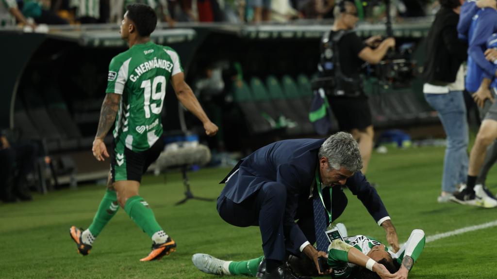 Cucho Hernández i Antony celebren pletòrics el gol d'Héctor Bellerín en el Betis-Reial Madrid