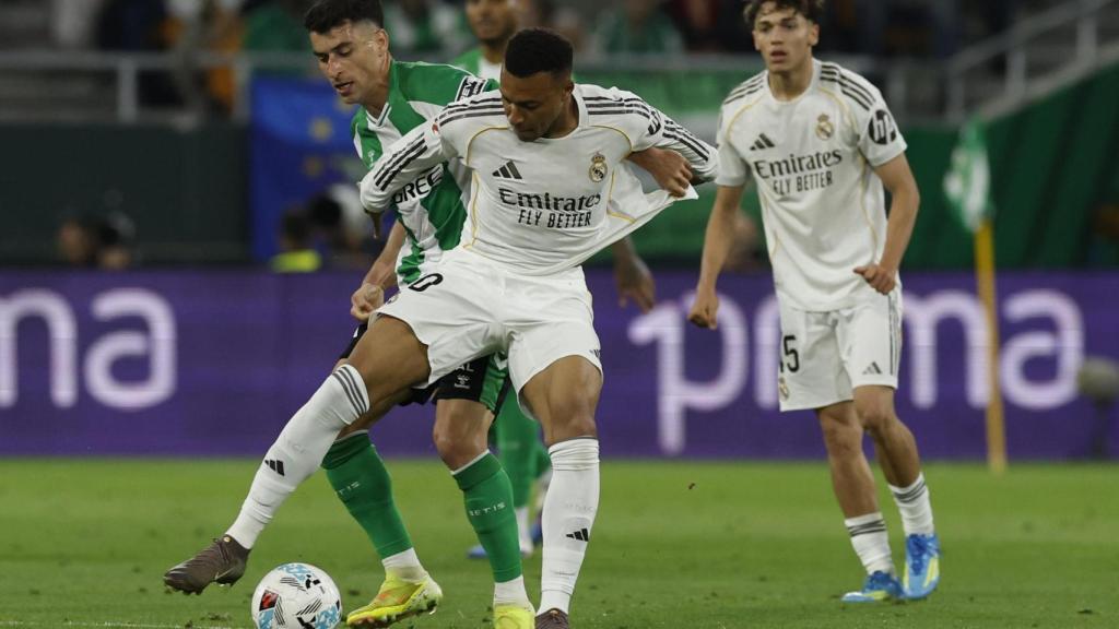 Kylian Mbappé, pressionat per Marc Roca en el Betis-Reial Madrid
