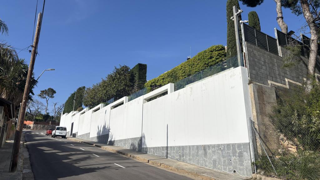 El mur enorme de la casa de Leo Messi a Castelldefels (2026)
