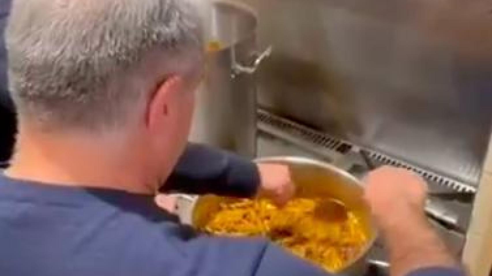 Joan Laporta cocinando macarrones en el Bar Bocata en plena campaña electoral