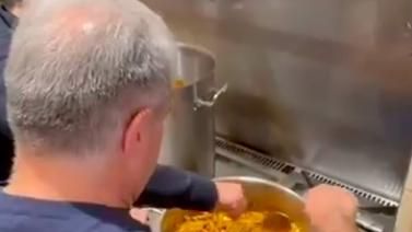 Joan Laporta cocinando macarrones en el Bar Bocata en plena campaña electoral