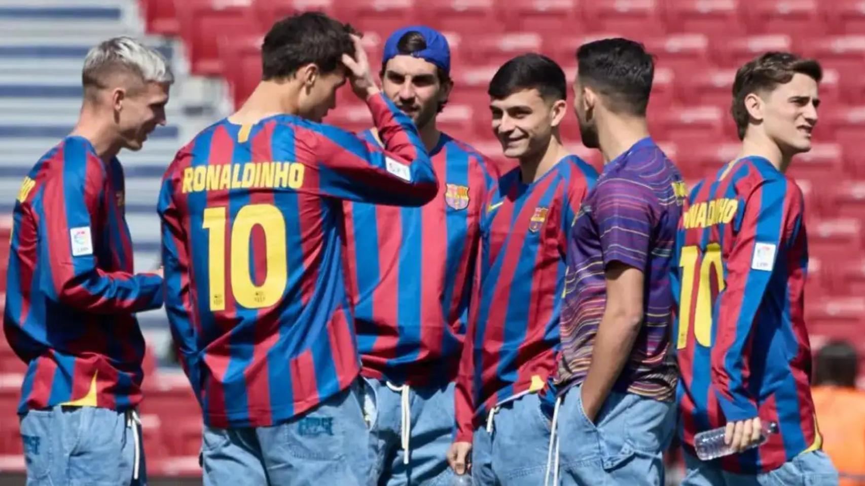 Los jugadores del Barça lucen la camiseta especial de Ronaldinho