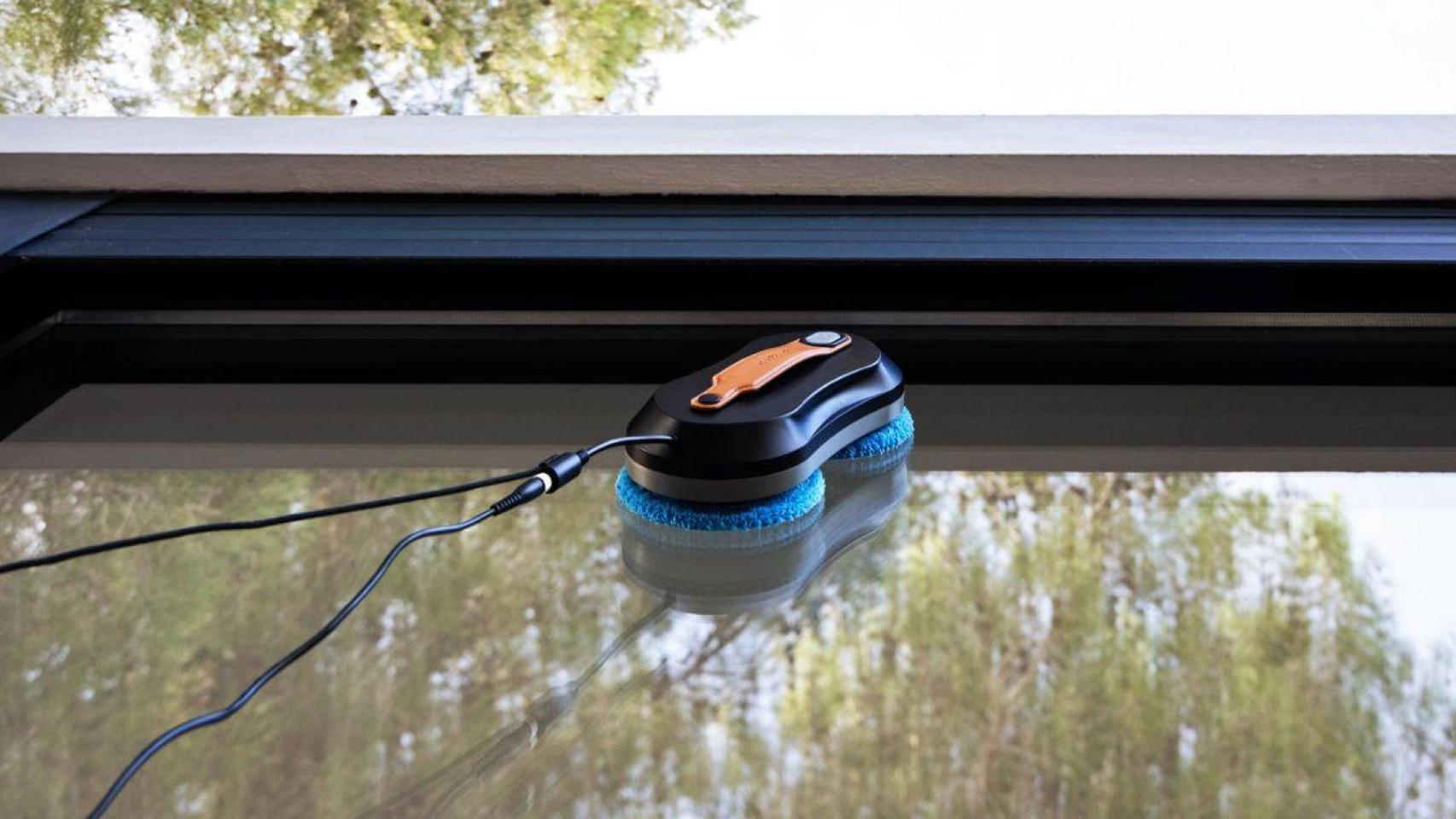 Foto de robot de limpieza en un cristal.jpg