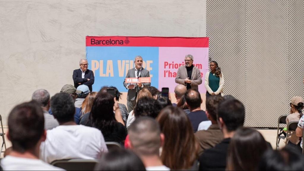 El alcalde de Barcelona, Jaume Collboni, en la entrega de llaves de 60 viviendas de alquiler asequible de la Illa Acer