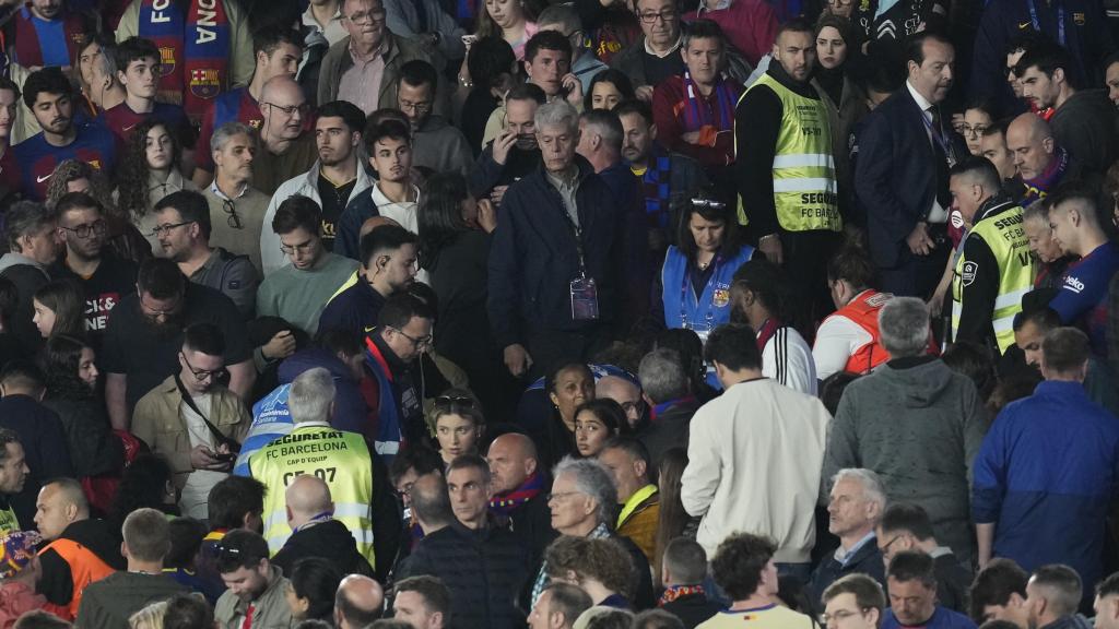 Els serveis mèdics del Barça assisteixen un seguidor per un infart durant el Barça-Celta
