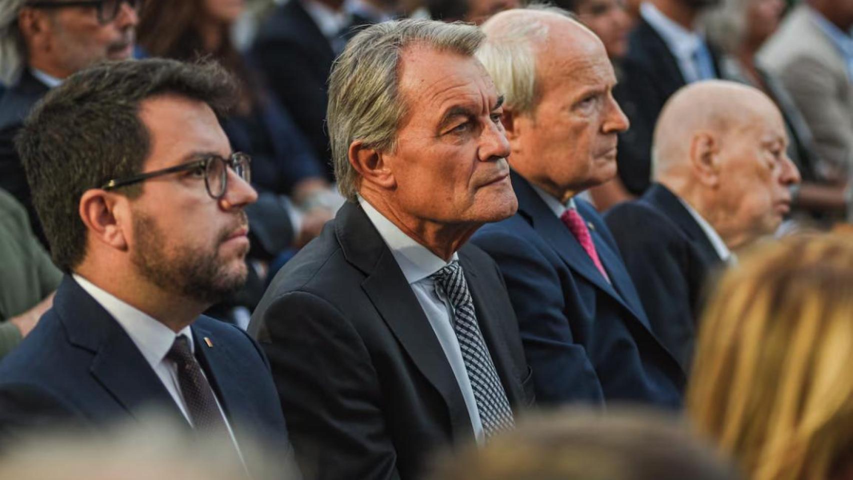 Los expresidentes de la Generalitat, Pere Aragonès, Artur Mas, José Montilla y Jordi Pujol, durante el acto de la izada de la 'senyera' gigante del Parlament 2025