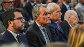 Los expresidentes de la Generalitat, Pere Aragonès, Artur Mas, José Montilla y Jordi Pujol, durante el acto de la izada de la 'senyera' gigante del Parlament 2025
