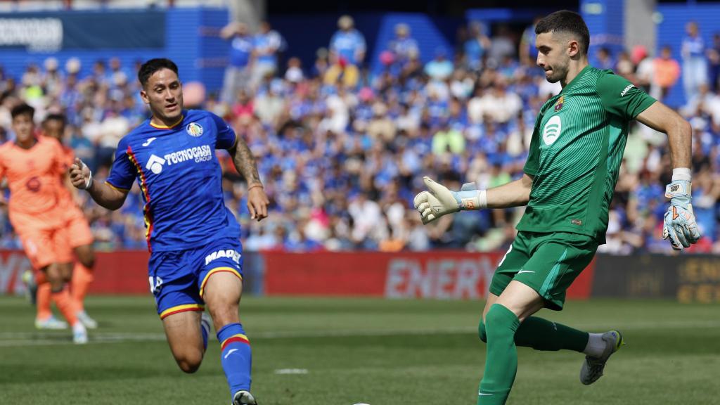 Joan García fa una passada al Getafe-Barça