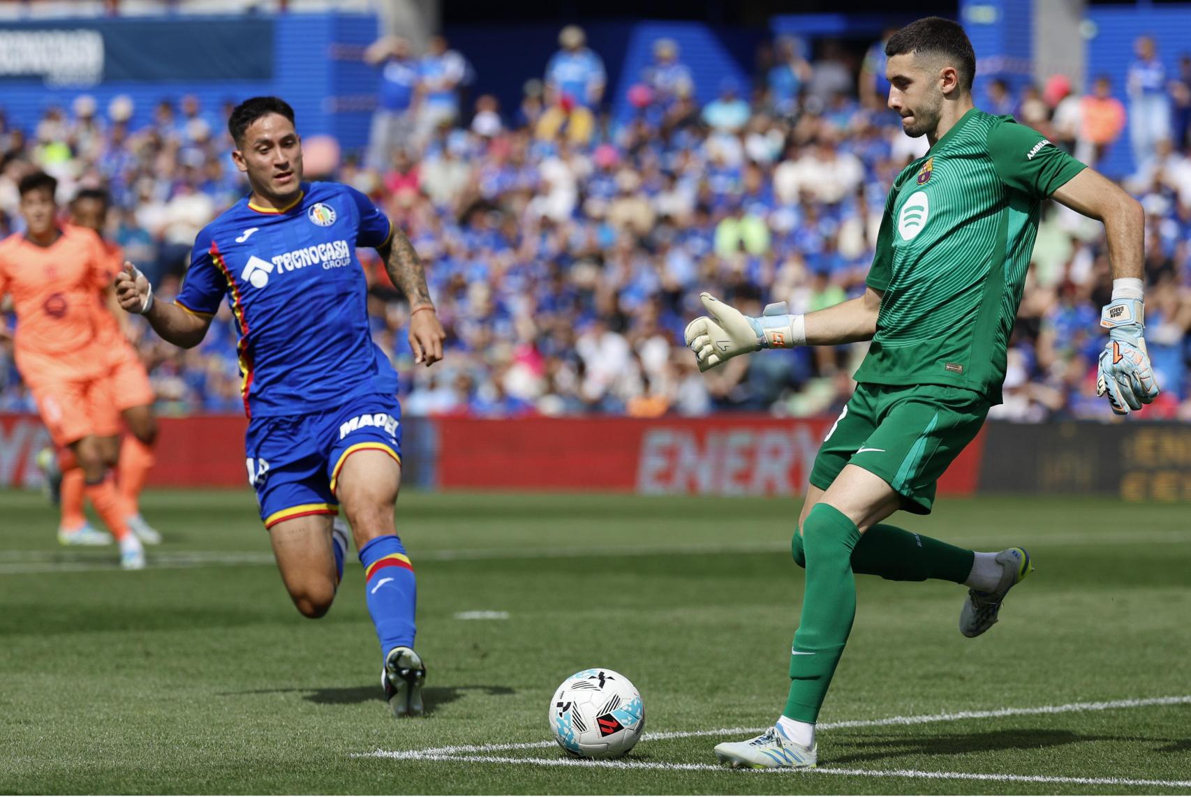 Joan García fa una passada al Getafe-Barça