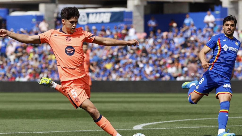 Pau Cubarsí desvia la pilota durant el Getafe-Barça de Lliga