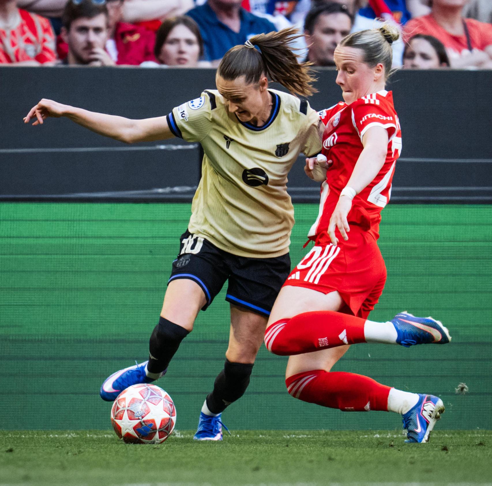 Caroline Graham Hansen lluita amb la pilota al Bayern de Munic-Barça Femení de Champions