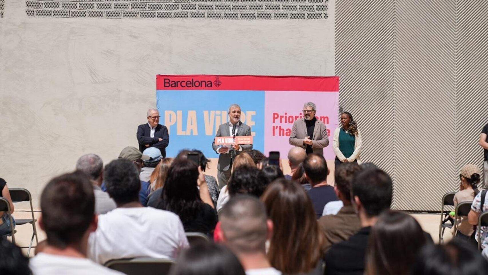 El alcalde de Barcelona, Jaume Collboni, en la entrega de llaves de 60 viviendas de alquiler asequible de la Illa Acer
