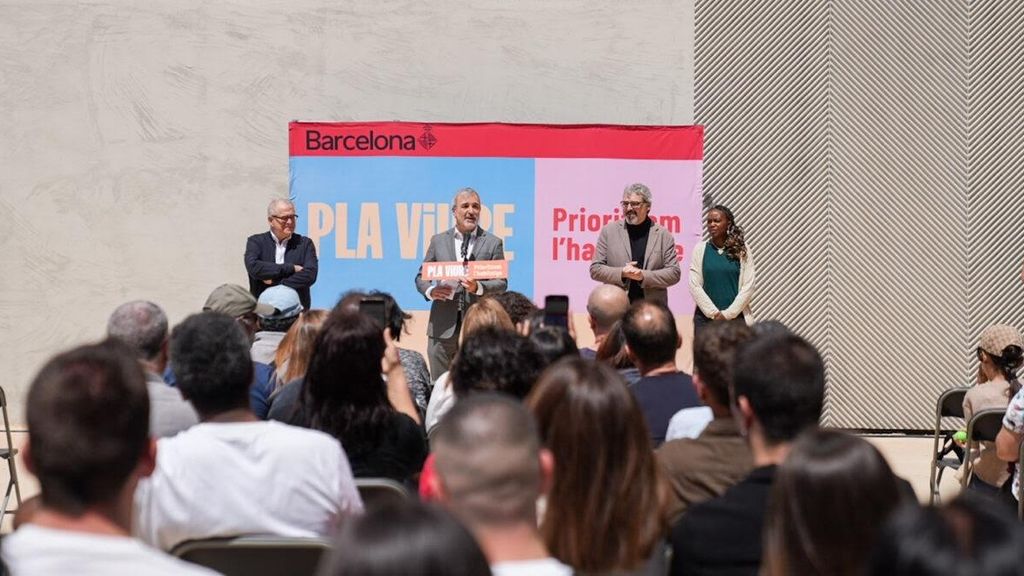 El alcalde de Barcelona, Jaume Collboni, en la entrega de llaves de 60 viviendas de alquiler asequible de la Illa Acer