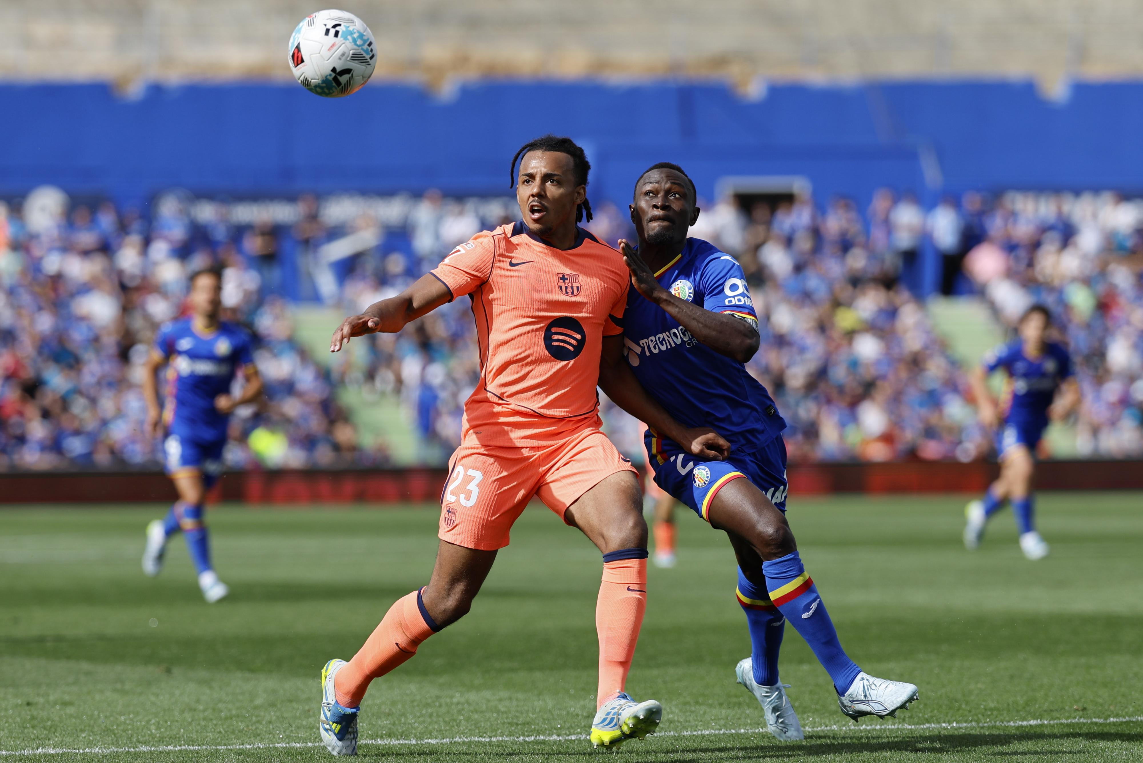Jules Koundé lluita amb Djené en el Getafe-Barça