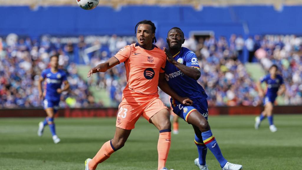 Jules Koundé lluita amb Djené al Getafe-Barça