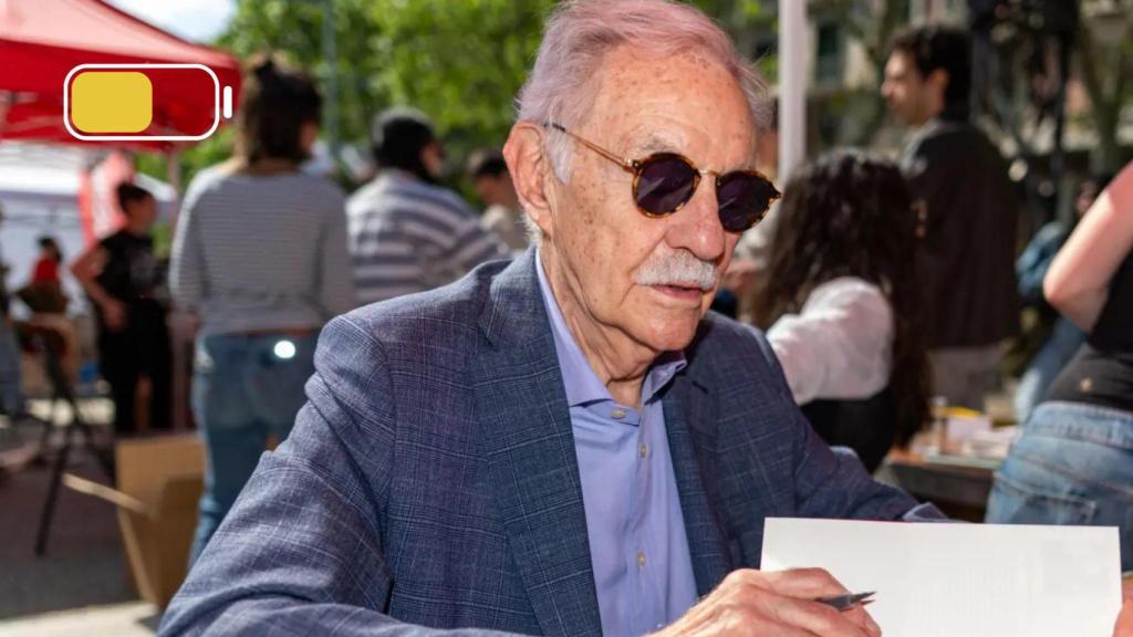 El escritor Eduardo Mendoza, firmando libros el día de Sant Jordi