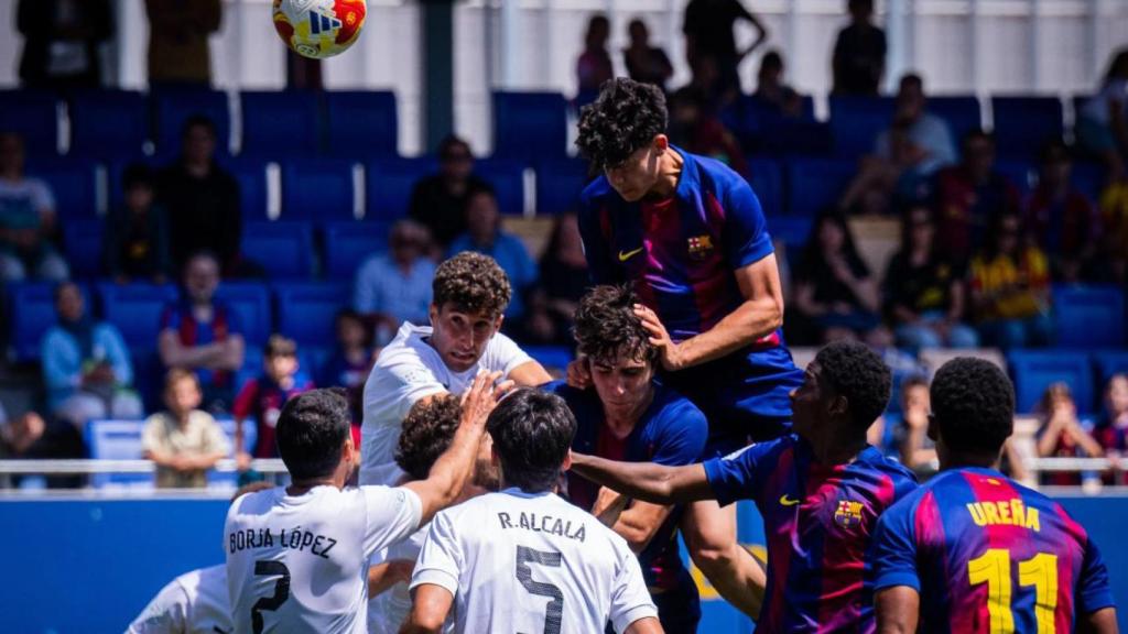Álex Campos marca de cabeza el gol de la remontada del Barça B contra el Atlètic Lleida