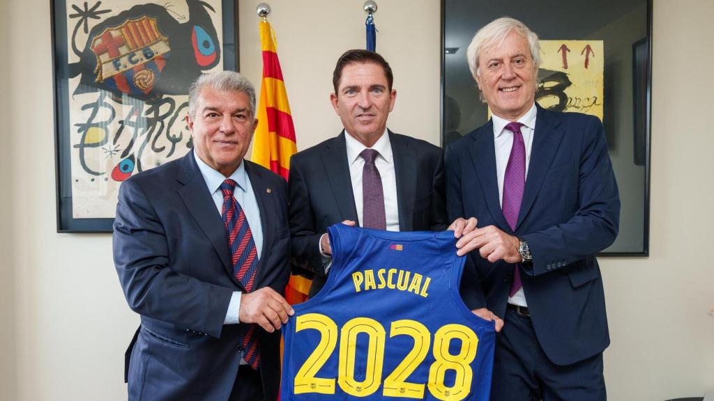 Xavi Pascual, amb Joan Laporta i Josep Cubells en la signatura del seu contracte fins al 2028