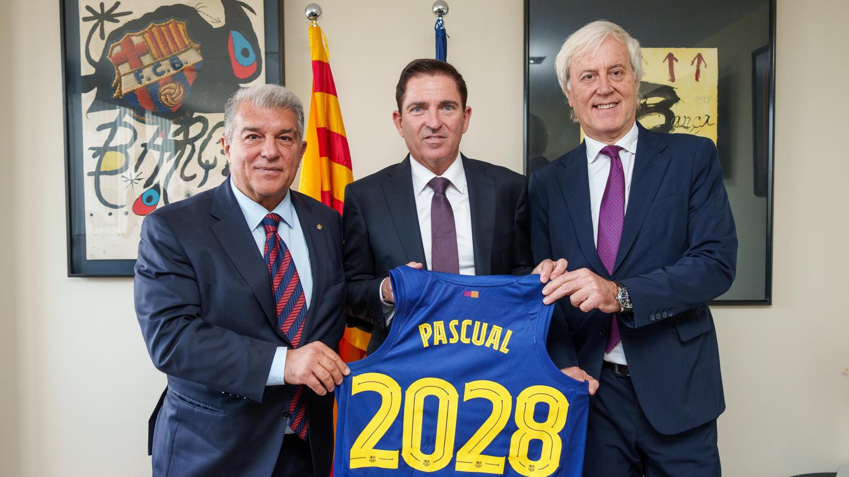 Xavi Pascual, con Joan Laporta y Josep Cubells en la firma de su contrato hasta 2028