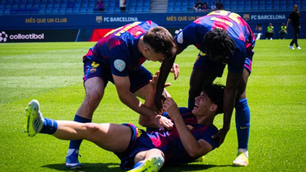 Víctor Barberà y David Oduro felicitan a Álex Campos por el gol de la remontada en el Barça B-Atlètic Lleida