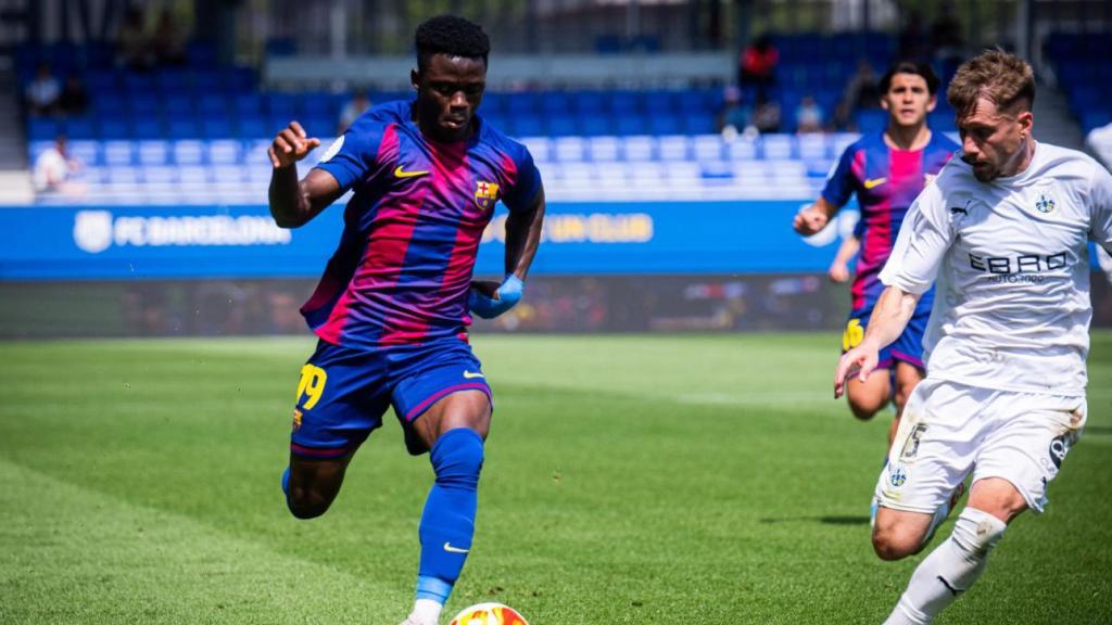 Aziz Issah condueix la pilota al Barça B-Atlètic Lleida