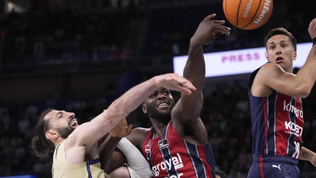 Shengelia y Omoruyi luchan por el balón