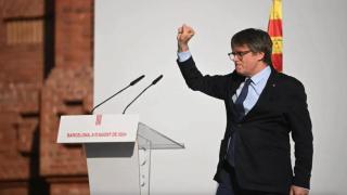 El fugado de la justicia Carles Puigdemont, dando un mitin en pleno centro de Barcelona el 8 de agosto de 2024, antes de volver a fugarse otra vez a Bélgica