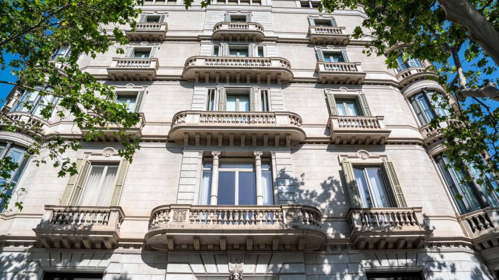Fachada de la 'flasghip' de Louis Vuitton, en paseo de Gràcia número 80