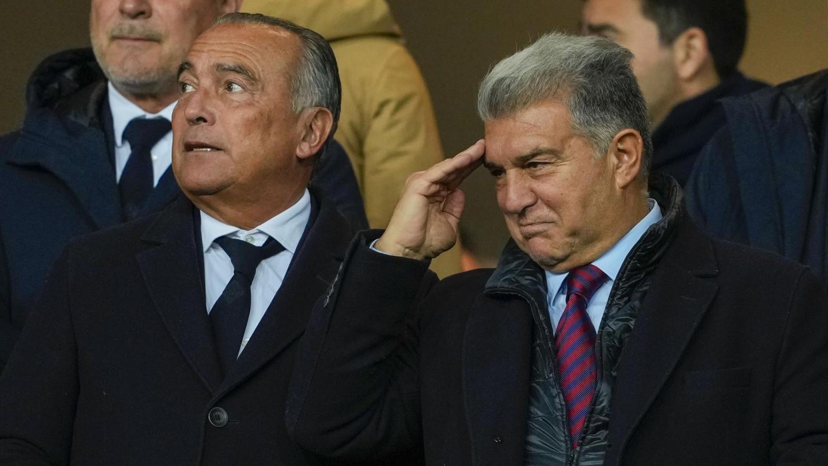 Rafa Yuste y Joan Laporta, en el palco de Montjuïc durante el partido de Champions League Barça-Atalanta