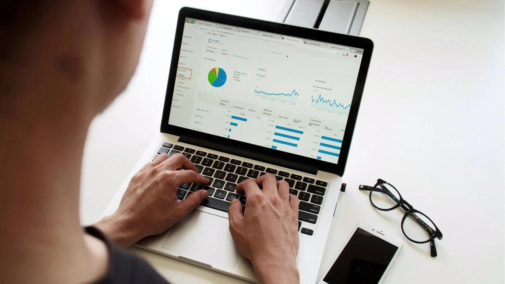 Un empresario usa la facturación electrónica