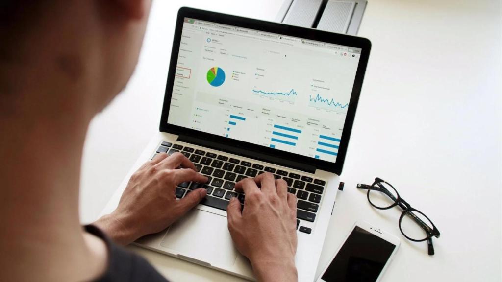 Un empresario usa la facturación electrónica
