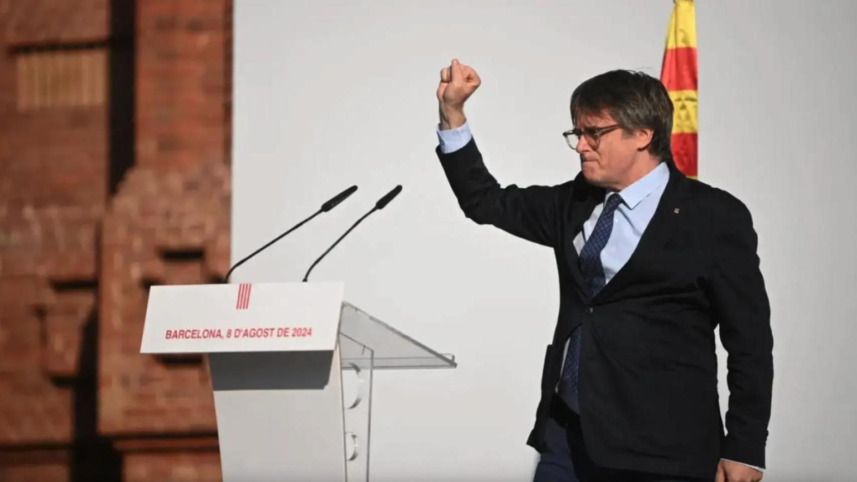 El fugado de la justicia Carles Puigdemont, dando un mitin en pleno centro de Barcelona el 8 de agosto de 2024, antes de volver a fugarse otra vez a Bélgica