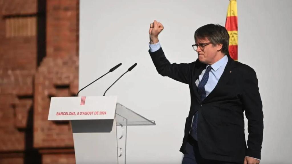 El fugado de la justicia Carles Puigdemont, dando un mitin en pleno centro de Barcelona el 8 de agosto de 2024, antes de volver a fugarse otra vez a Bélgica