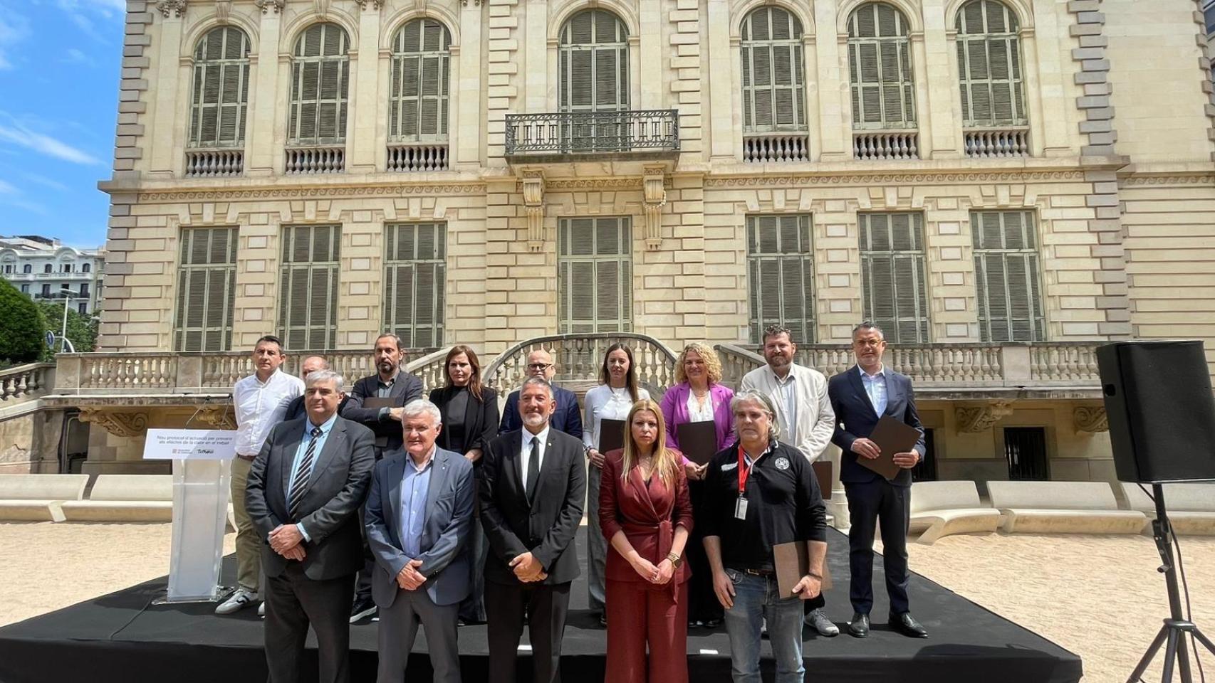 Fotografía de familia tras la firma del nuevo protocolo contra los efectos del calor en el trabajo