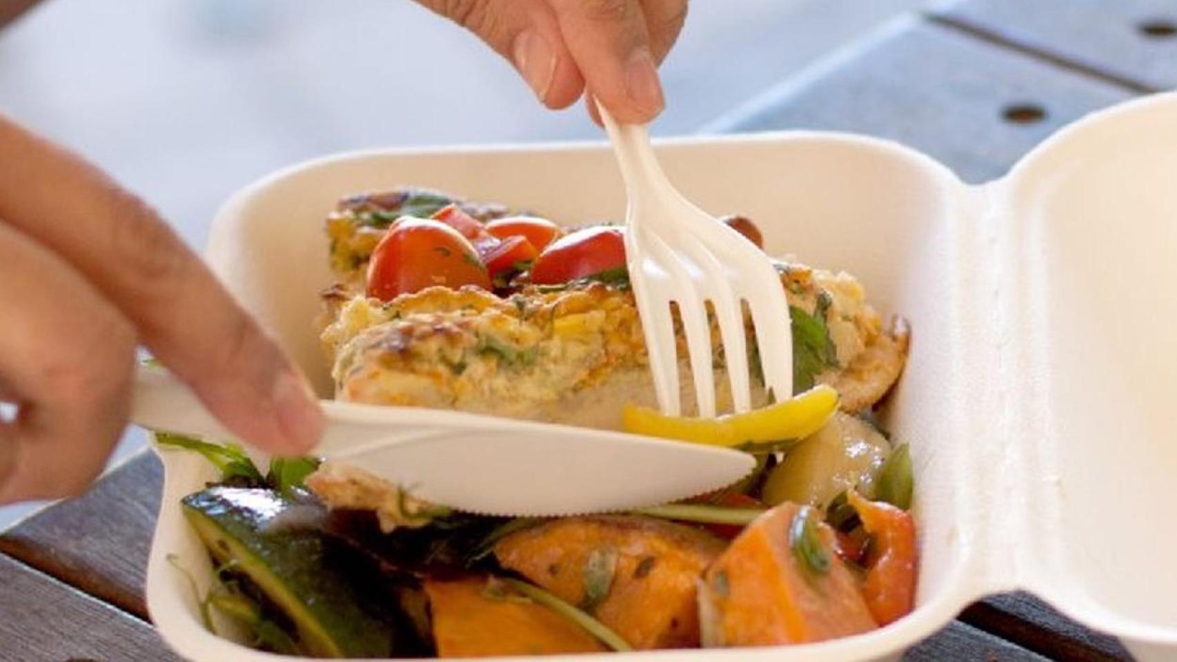Comida en un envase para llevar