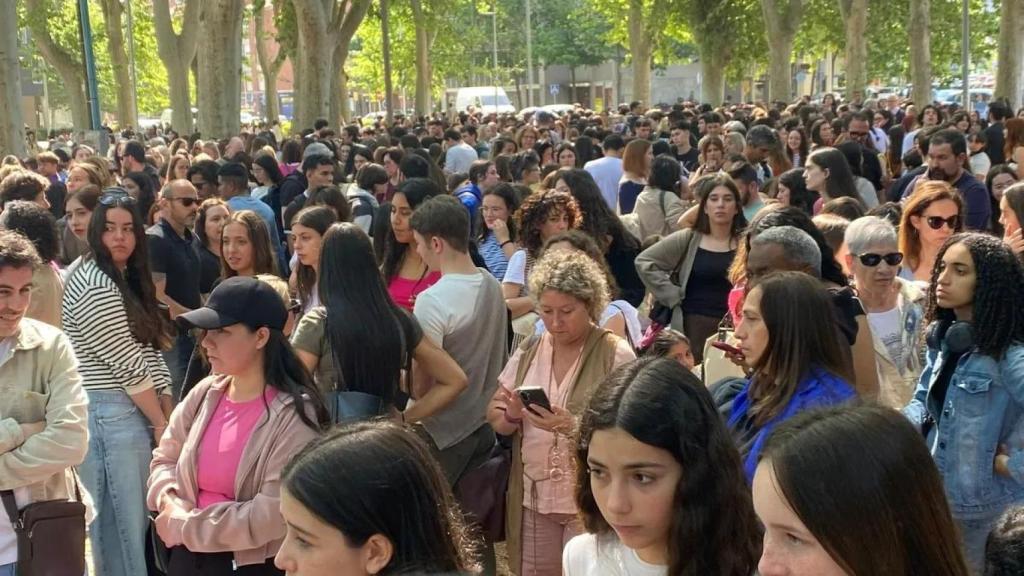 Colas para el casting de 'Encadenados' en Girona