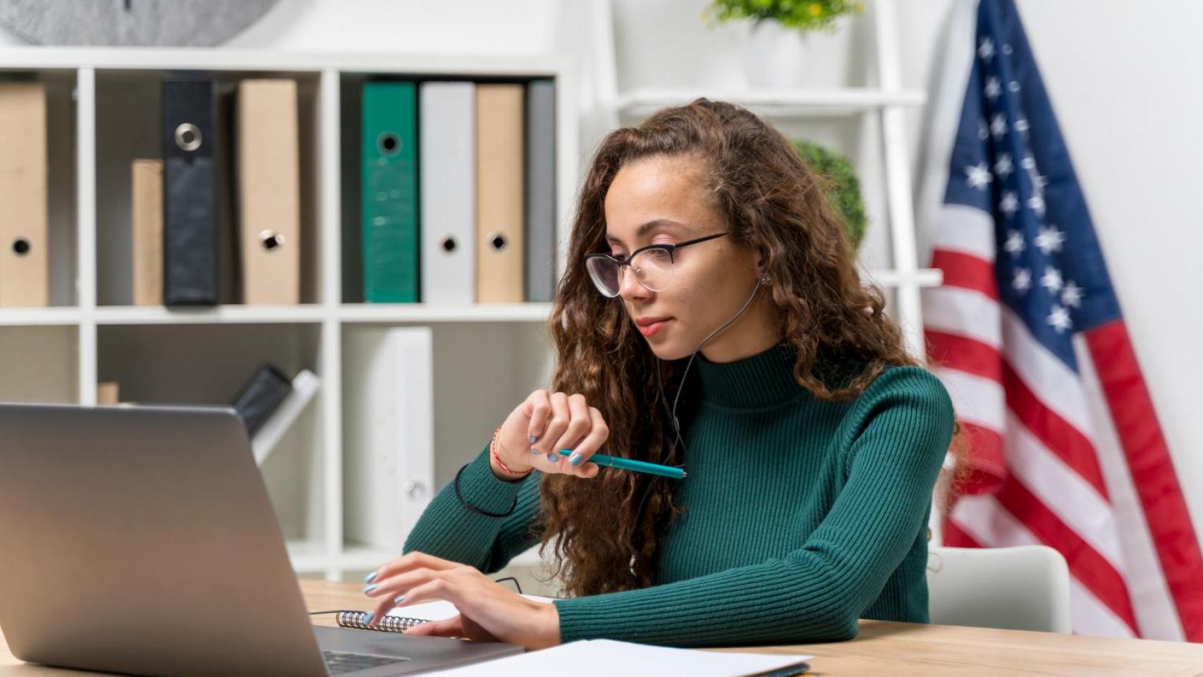 Estudiante desde un ordenador portátil