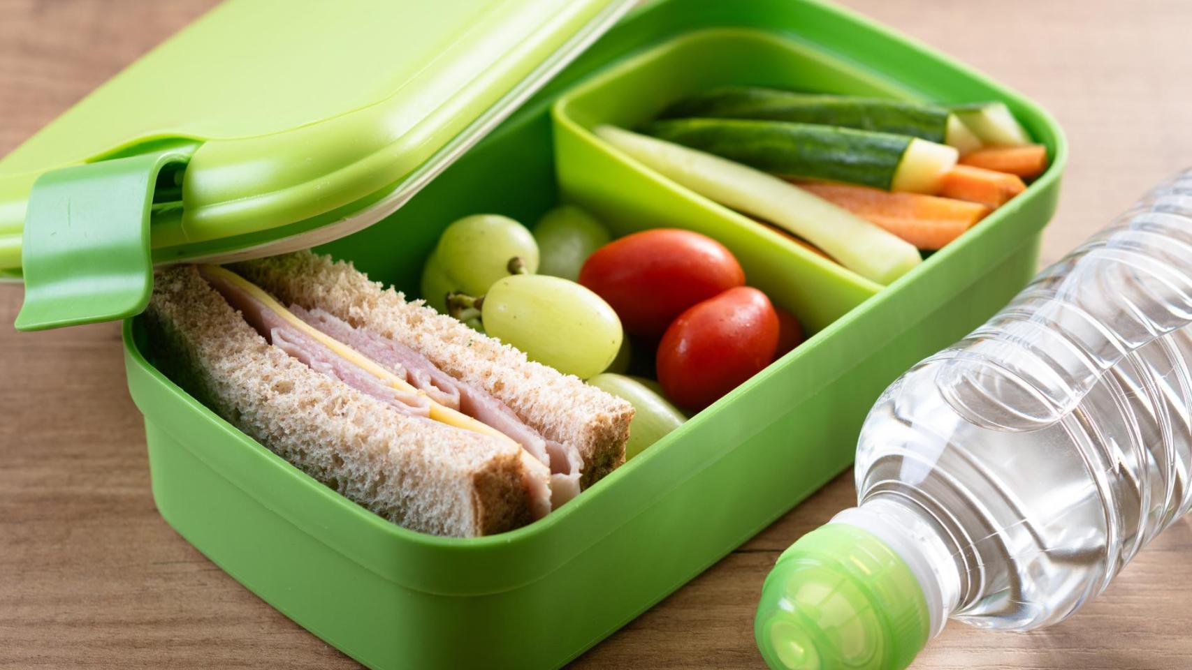 Fiambrera con comida saludable como sándwich, frutas y verduras, en referencia a nuevas normas sobre alimentación en colegios