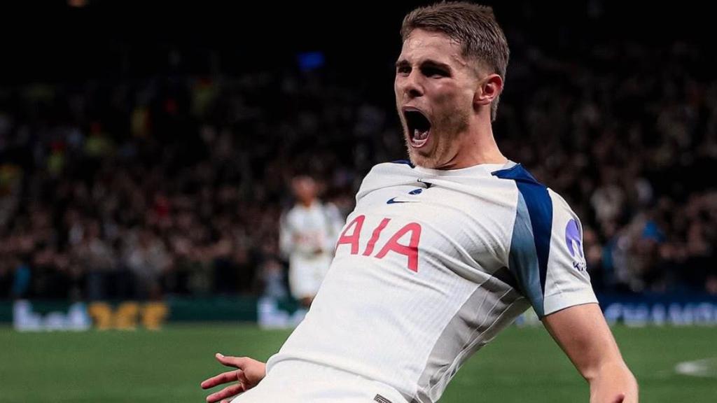 Micky Van de Ven amb el Tottenham