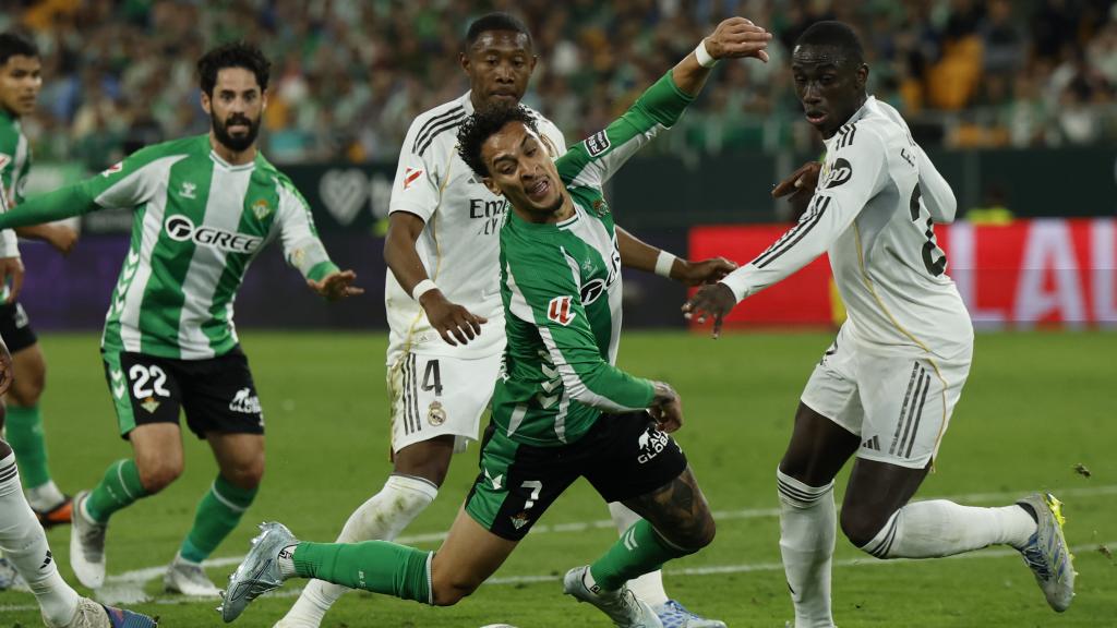 Ferland Mendy derriba a Antony en el área
