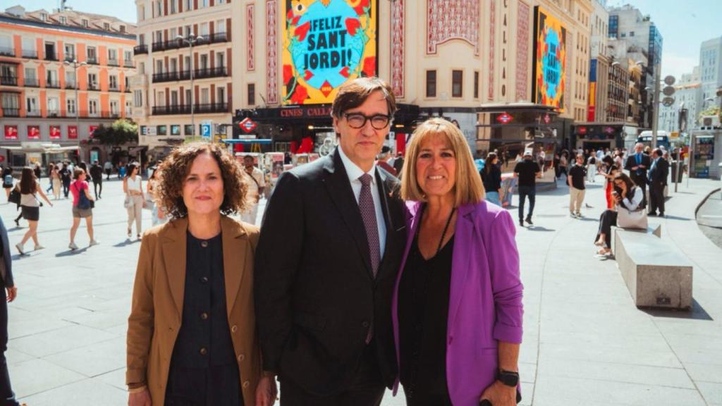 La consellera de Cultura, Sònia Hernández, el president de la Generalitat, Salvador Illa, i la delegada del Govern a Madrid, Núria Marín, a Callao, Madrid, davant la campanya institucional de Sant Jordi