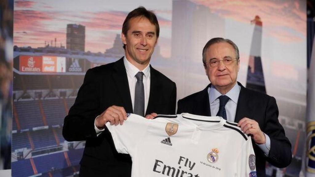 Florentino Pérez posa junto a Julen Lopetegui tras anunciar su fichaje por el Real Madrid