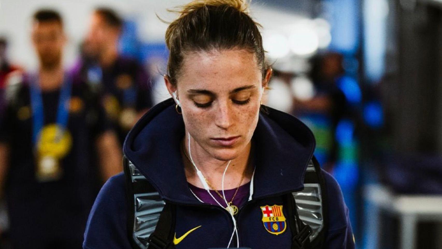 Ona Batlle mirando su teléfono en un viaje del Barça Femenino