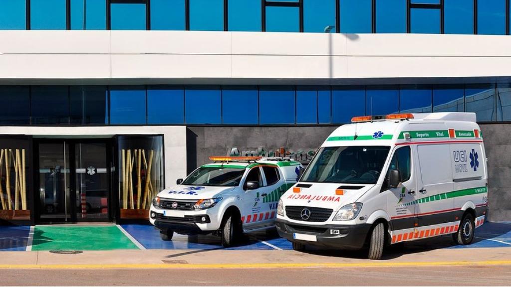 Varios vehículos sanitarios de Ambulancias CSA