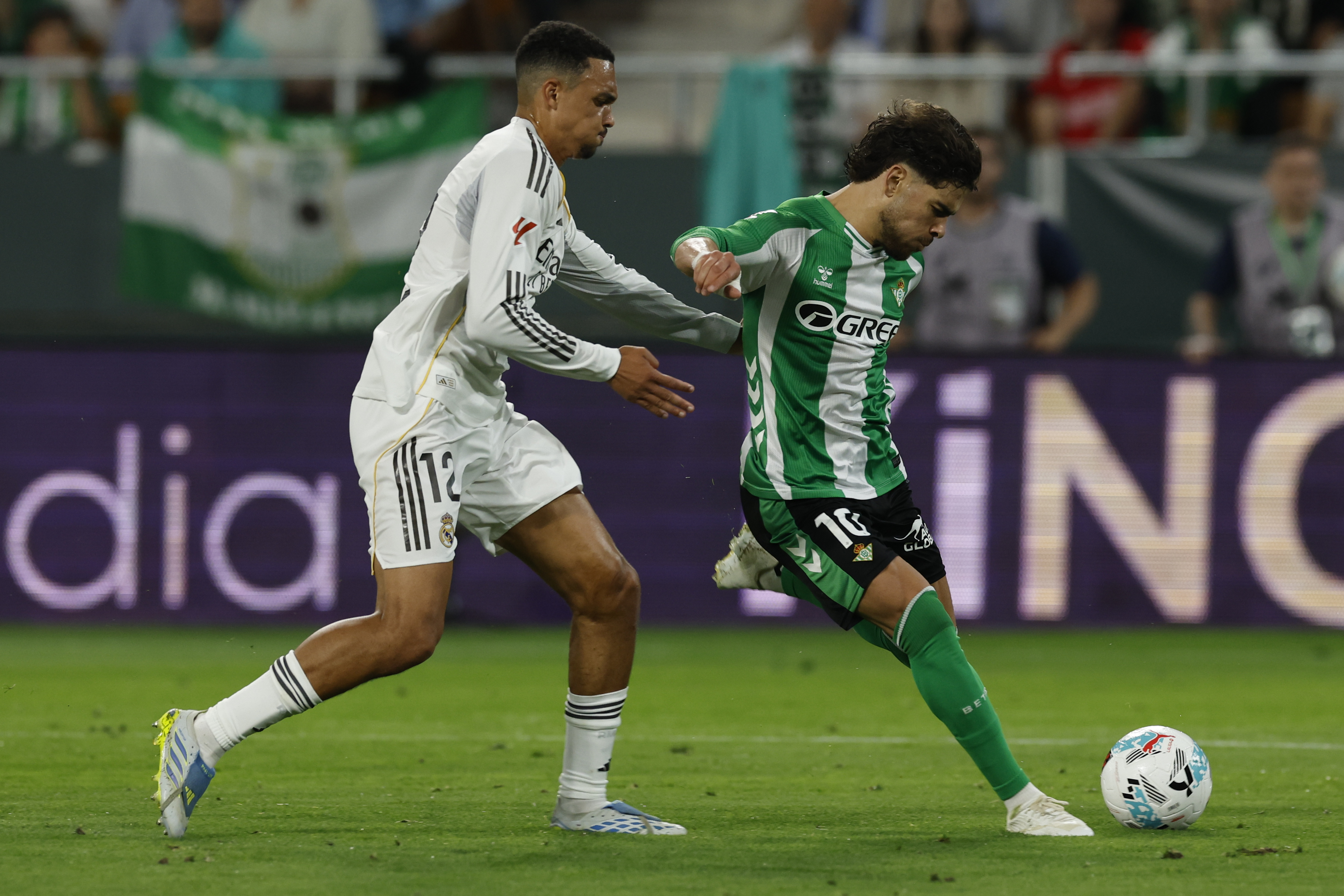 Ez Abde desborda Trent Alexander-Arnold en el Betis-Reial Madrid